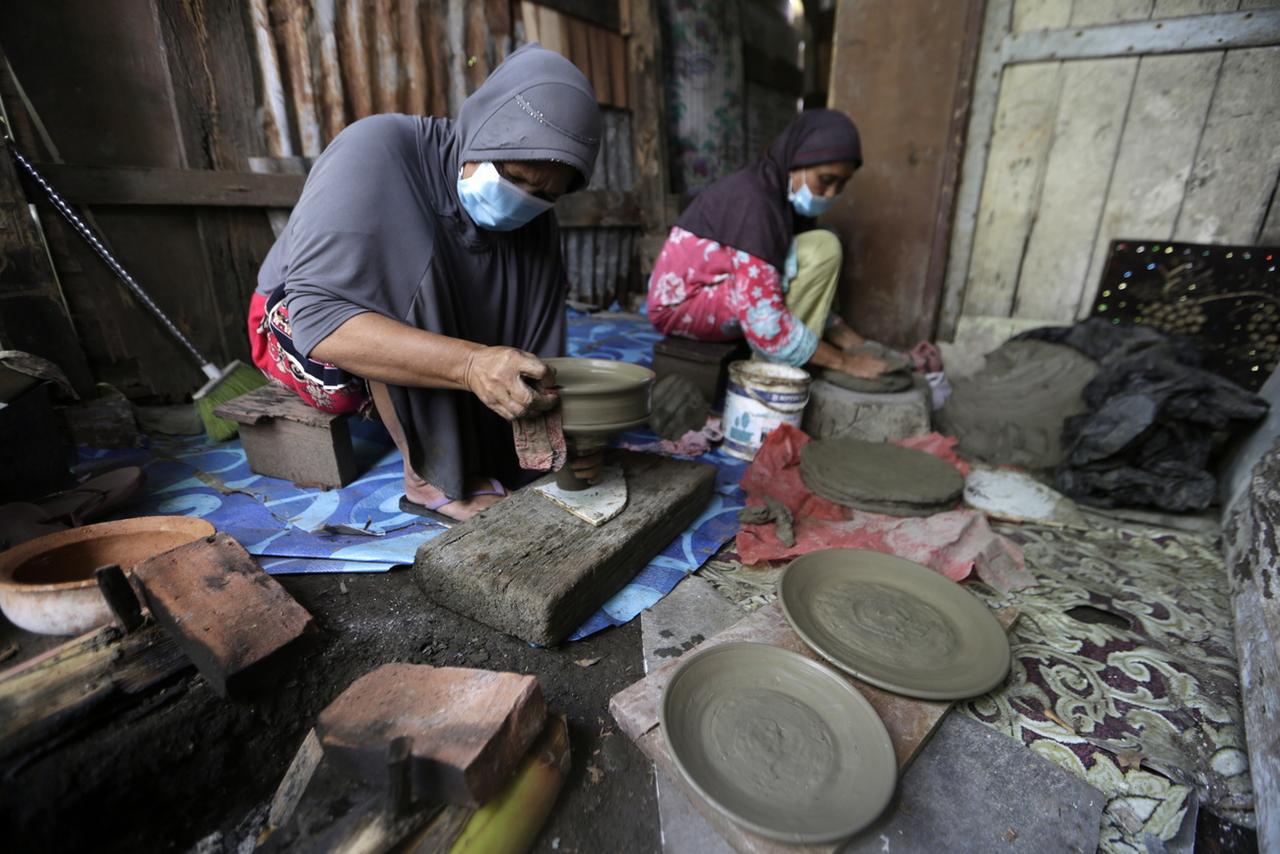 Covid-fuelled wage inequality risks widening the gender gap, ILO warns